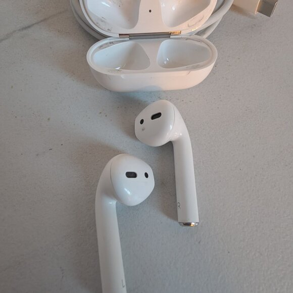 Apple AirPods 2nd Generation with Charging Case - White - Picture 8 of 11